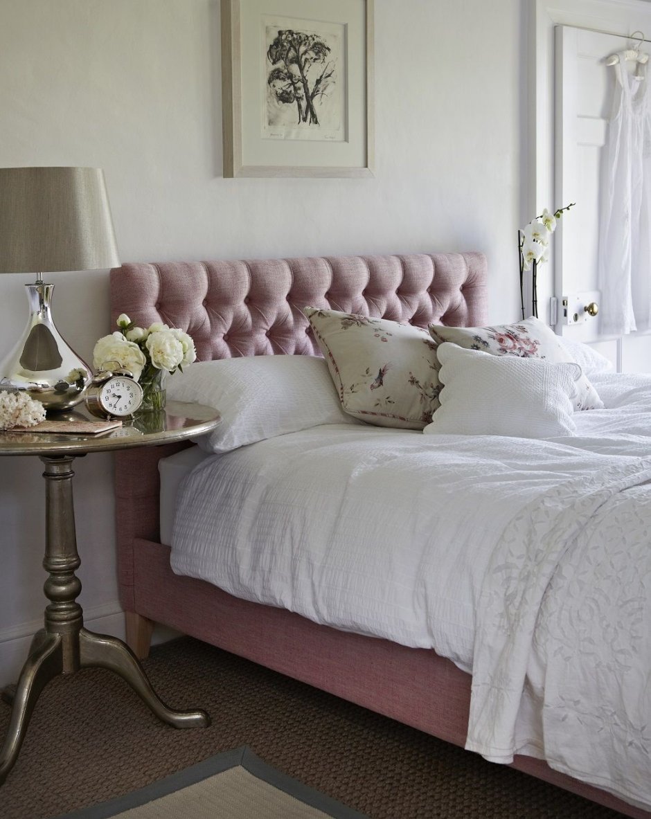 Розовая бархатная кровать