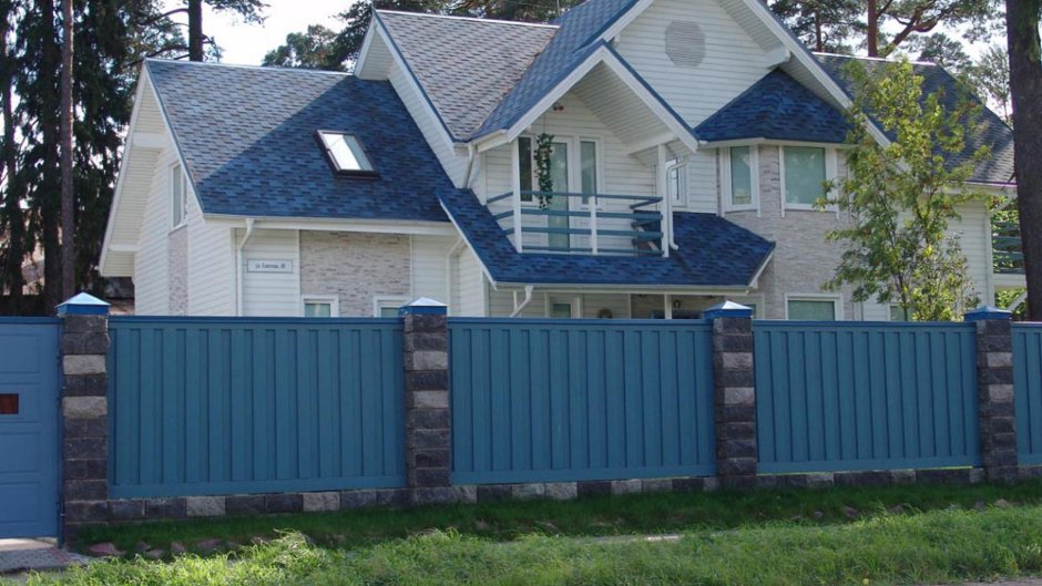 Дом синяя крыша и забор