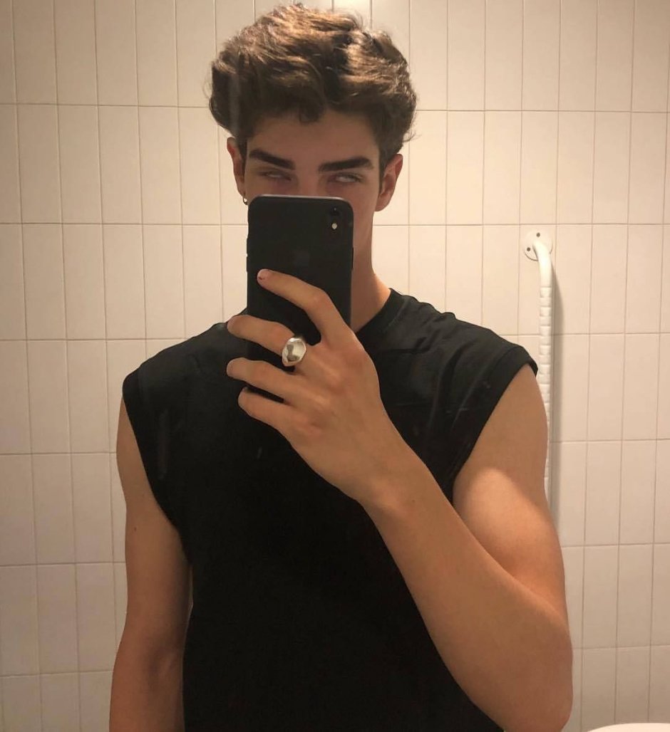 Manu Rios в зеркале