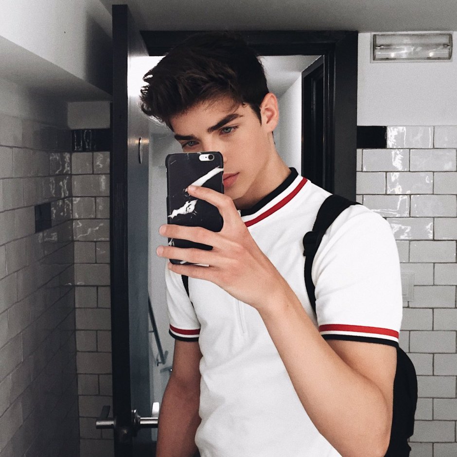 Manu Rios селфи