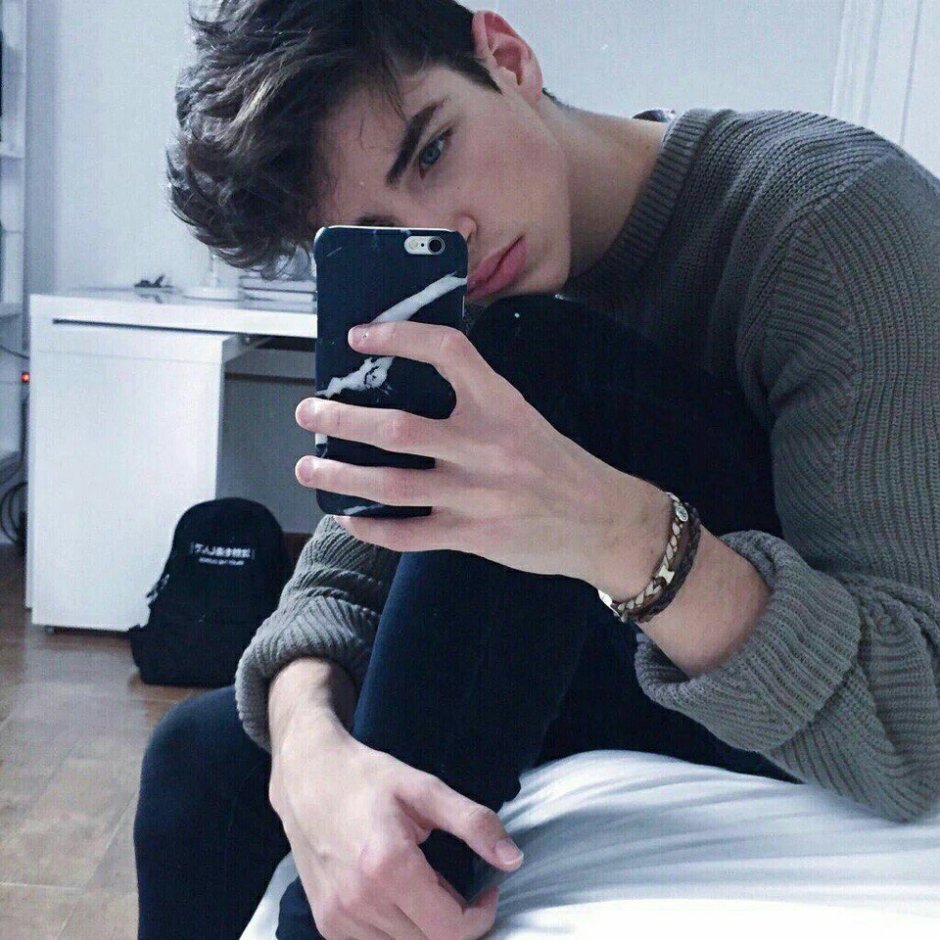 Спящий Manu Rios