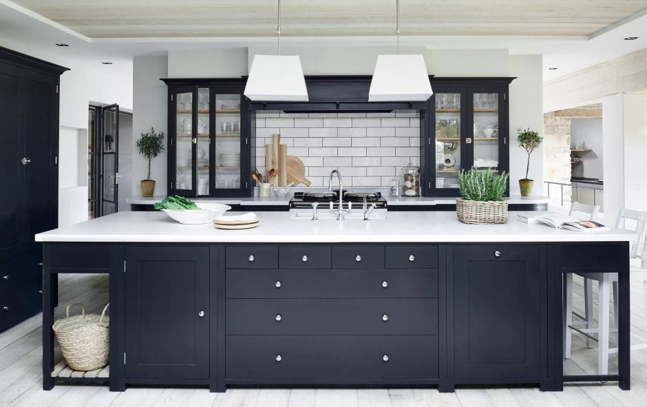 Черно бело деревянная кухня
