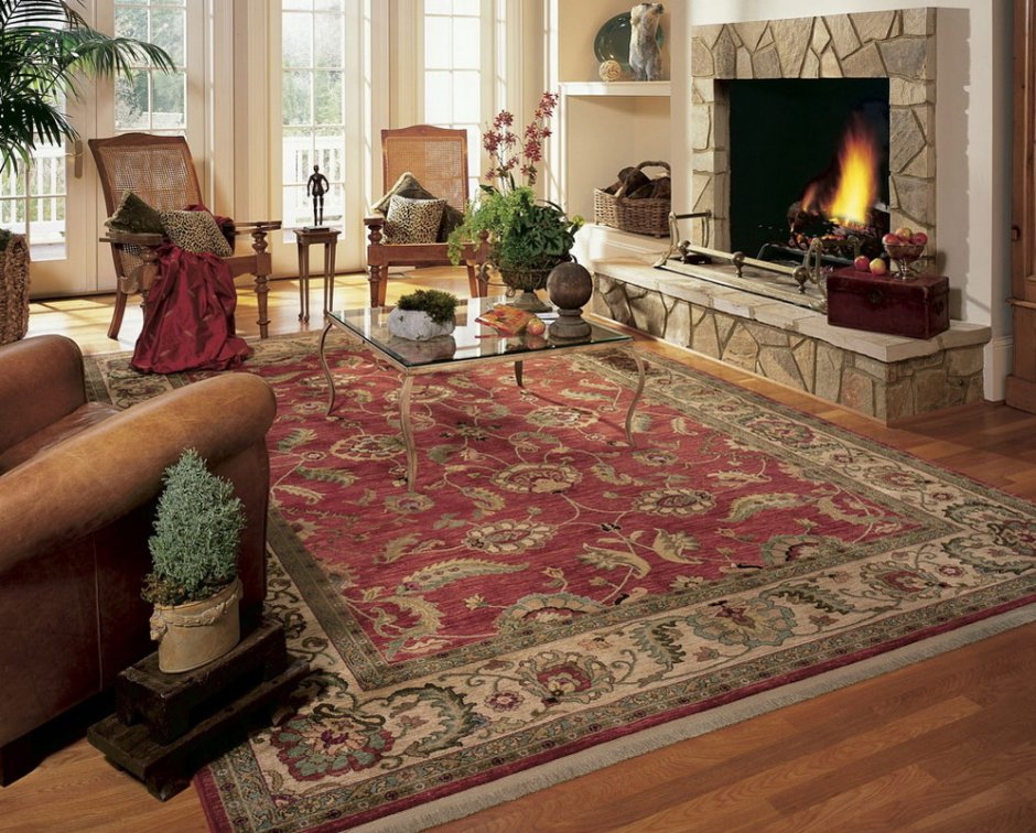 Интерьер с красным ковром на полу