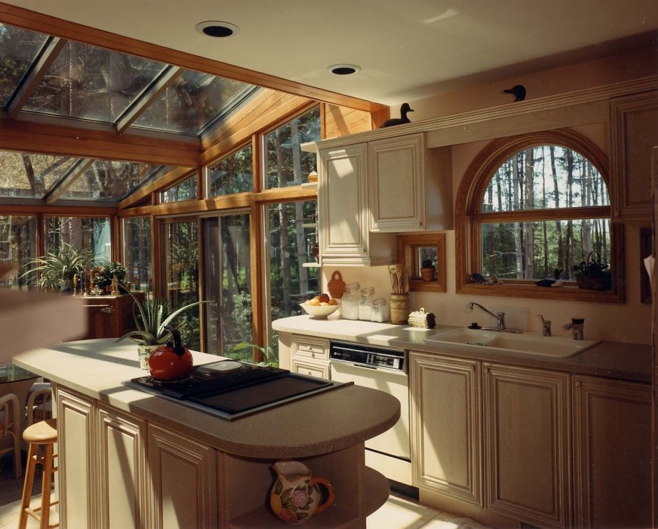 Кухня с большими окнами в частном доме