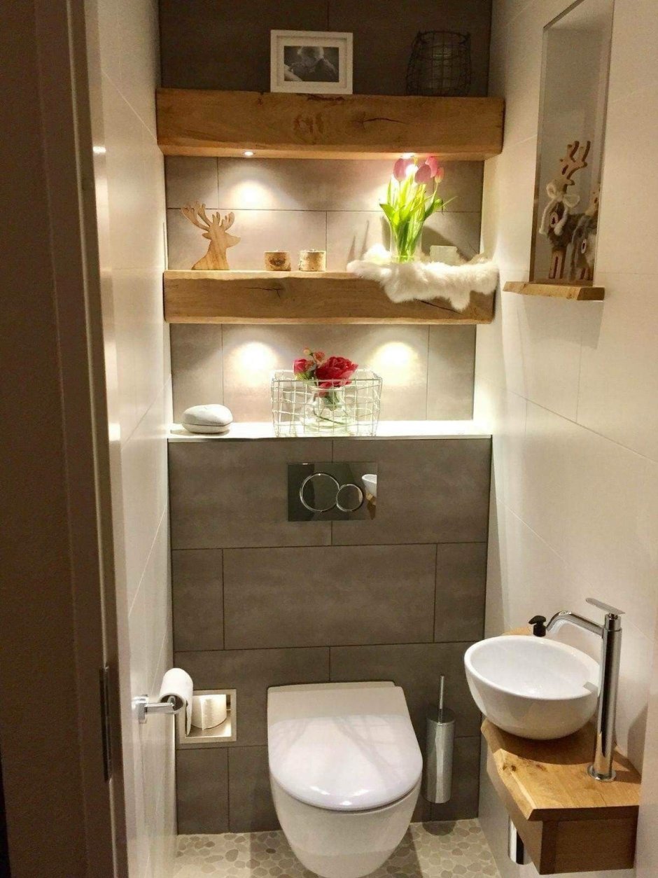 Современная ванная комната с деревянной столешницей