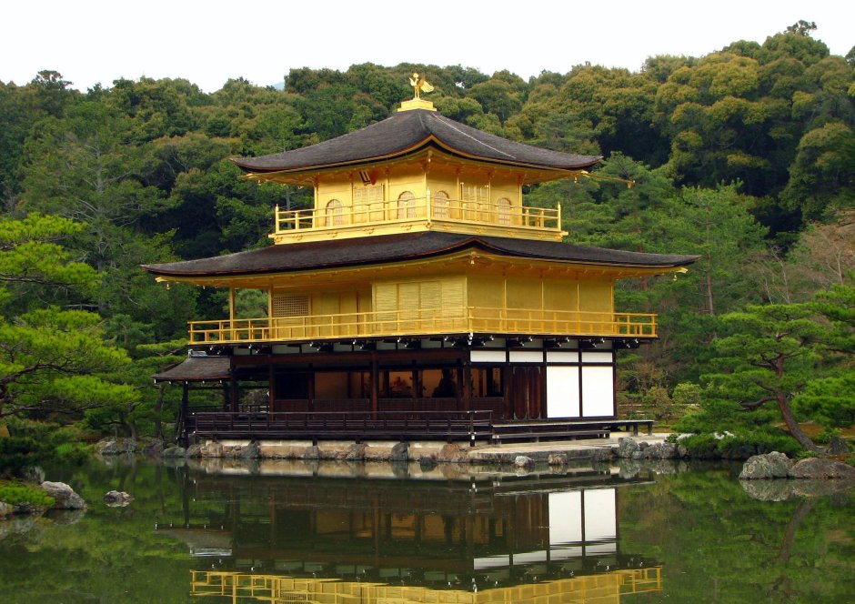Японский замок Инуяма золотой павильон.