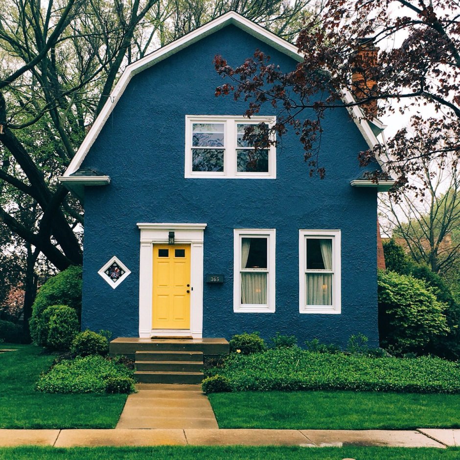 Дом синего цвета