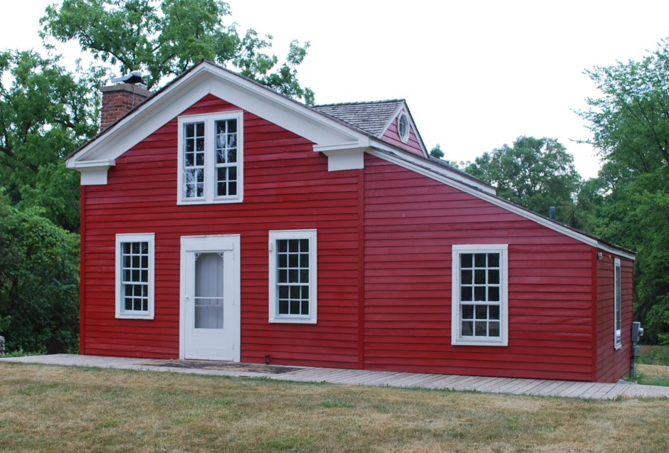 Красный деревянный дом