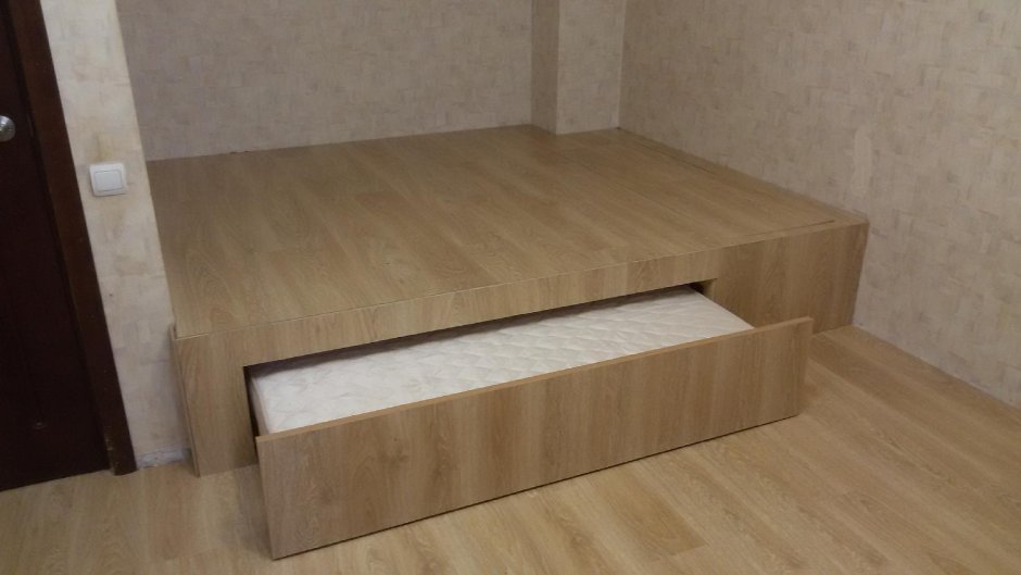 Кровать на подиуме в интерьере