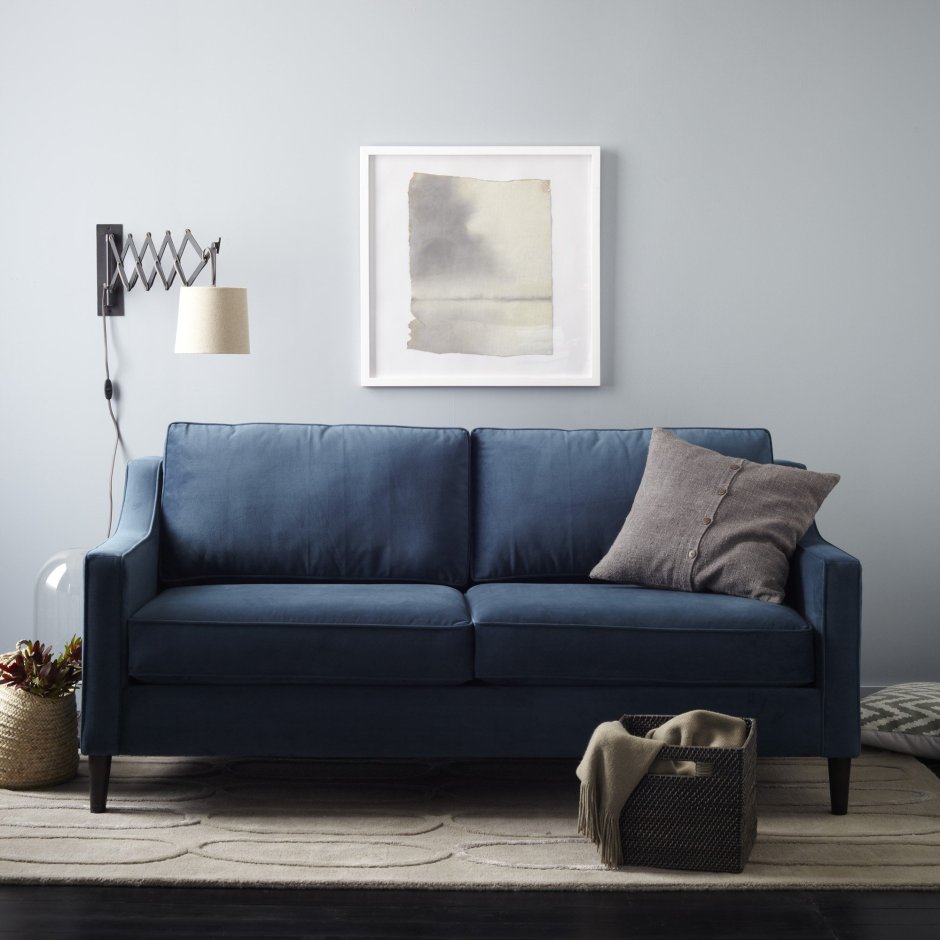 Серые стены и синий диван в интерьере