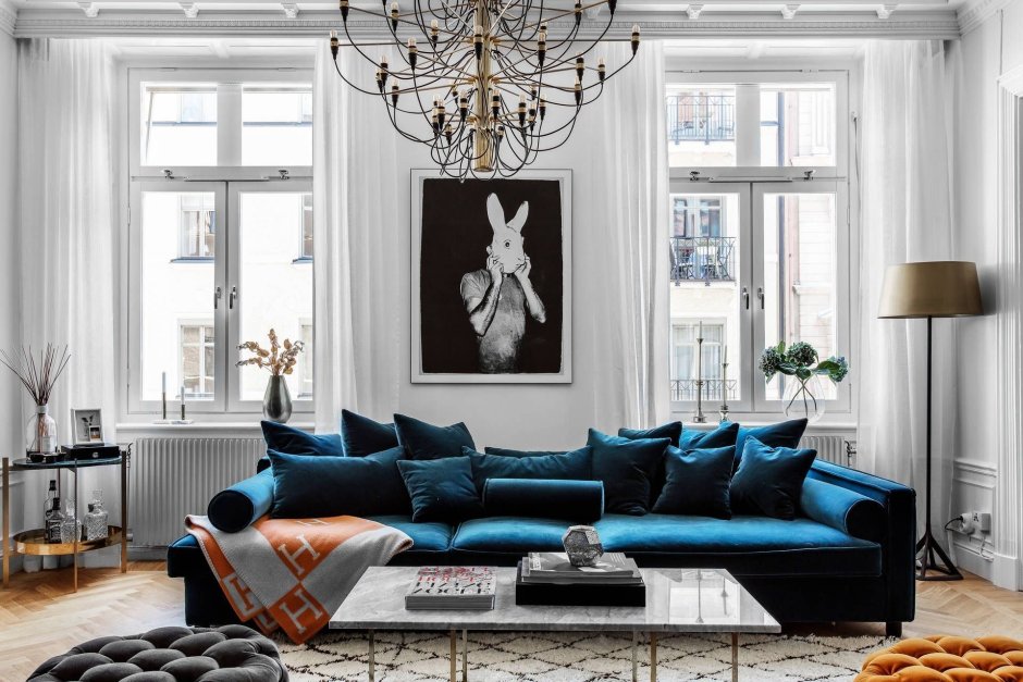 Синий диван в сером интерьере гостиной