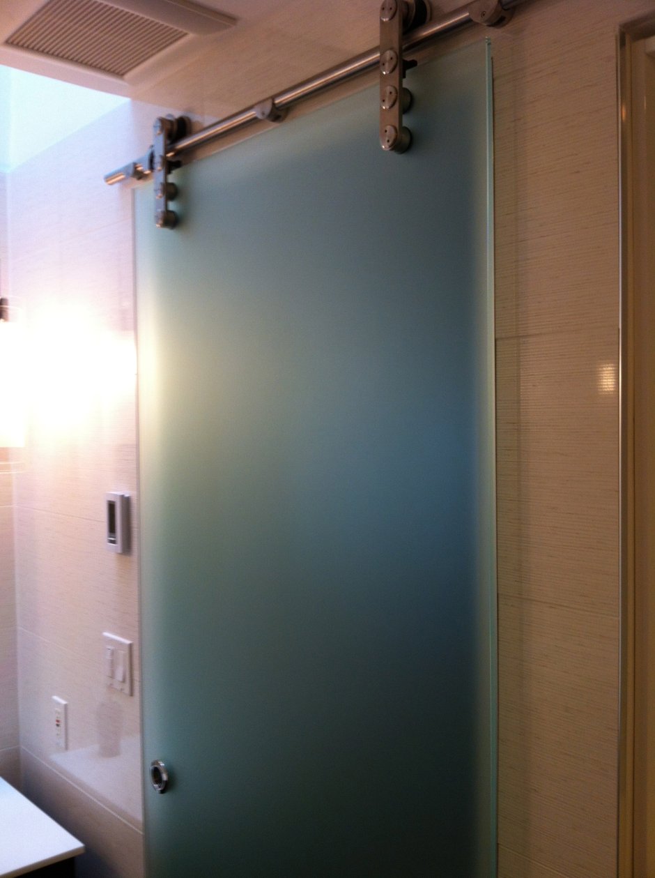 Стеклянная раздвижная дверь в ванную