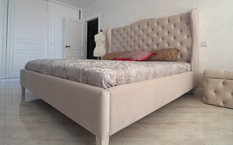 Кровать 140 х 200 в каретной стяжке