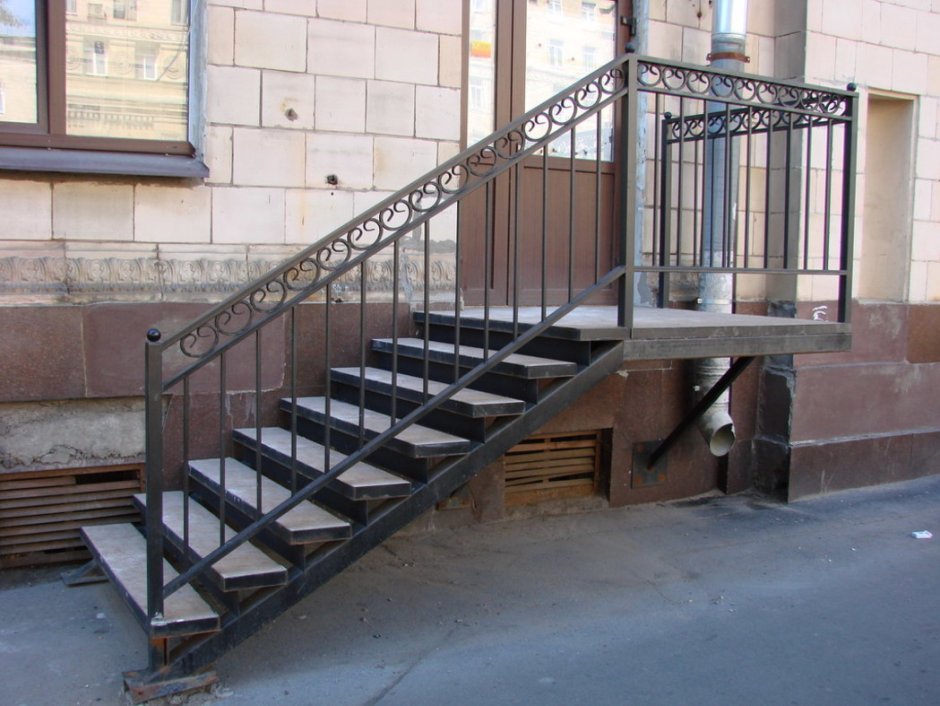 Лестница в дом с улицы из металла