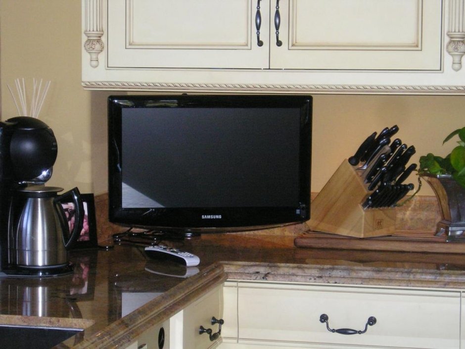 Телевизор над вытяжкой на кухне