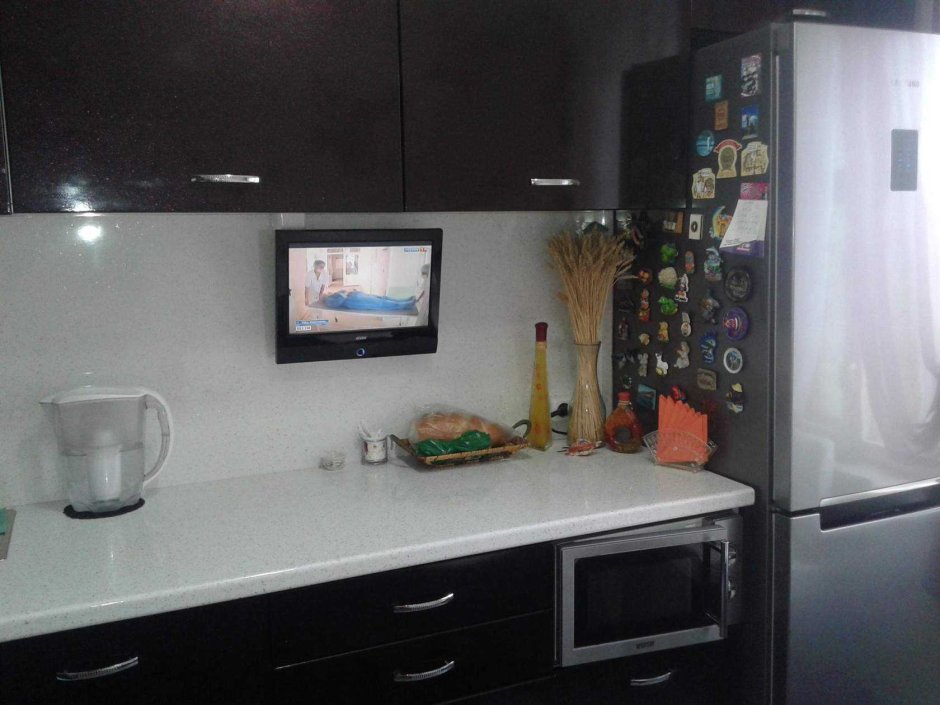 Прямая кухня с телевизором на стене