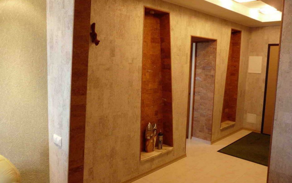 Пробковые панели для стен в интерьере коридора