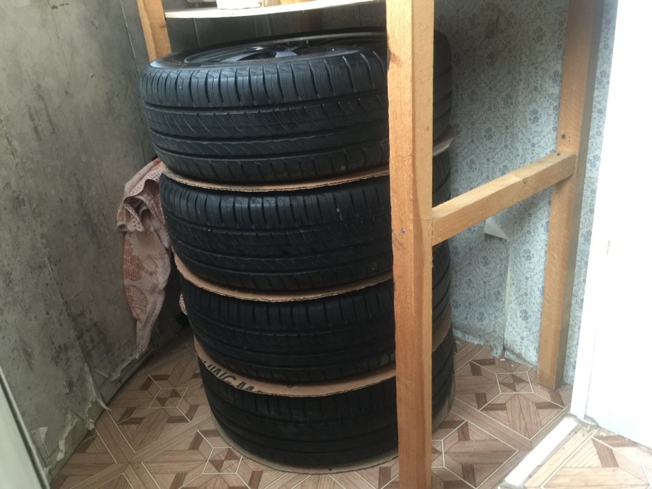 Шкаф для колес на балкон