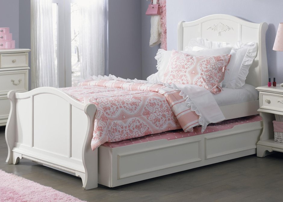Белая кровать для девочки