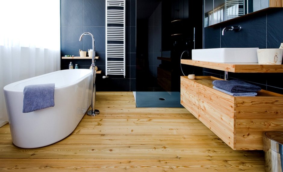 Вертикальная деревянная плитка в ванную