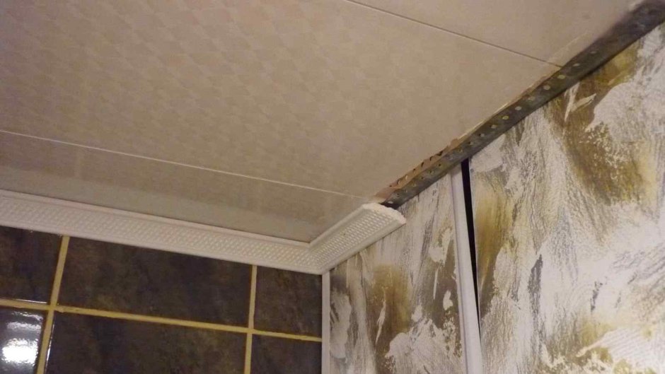 Плинтус в ванной на потолке
