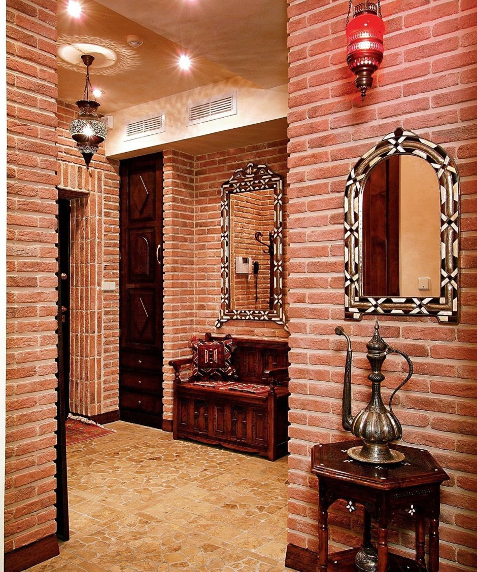 Декоративный камень в прихожей
