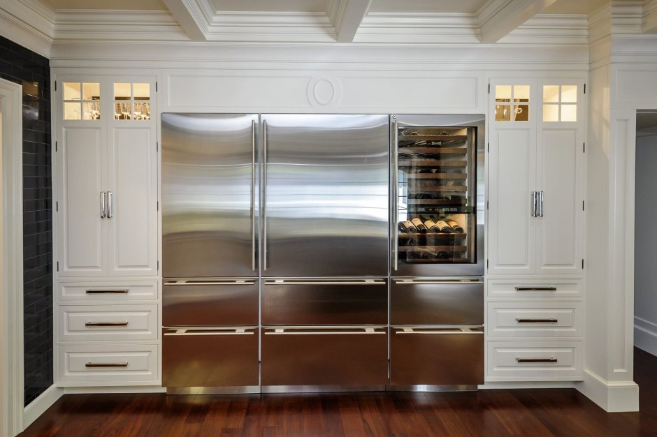 Шкаф для встроенного холодильника в морском стиле