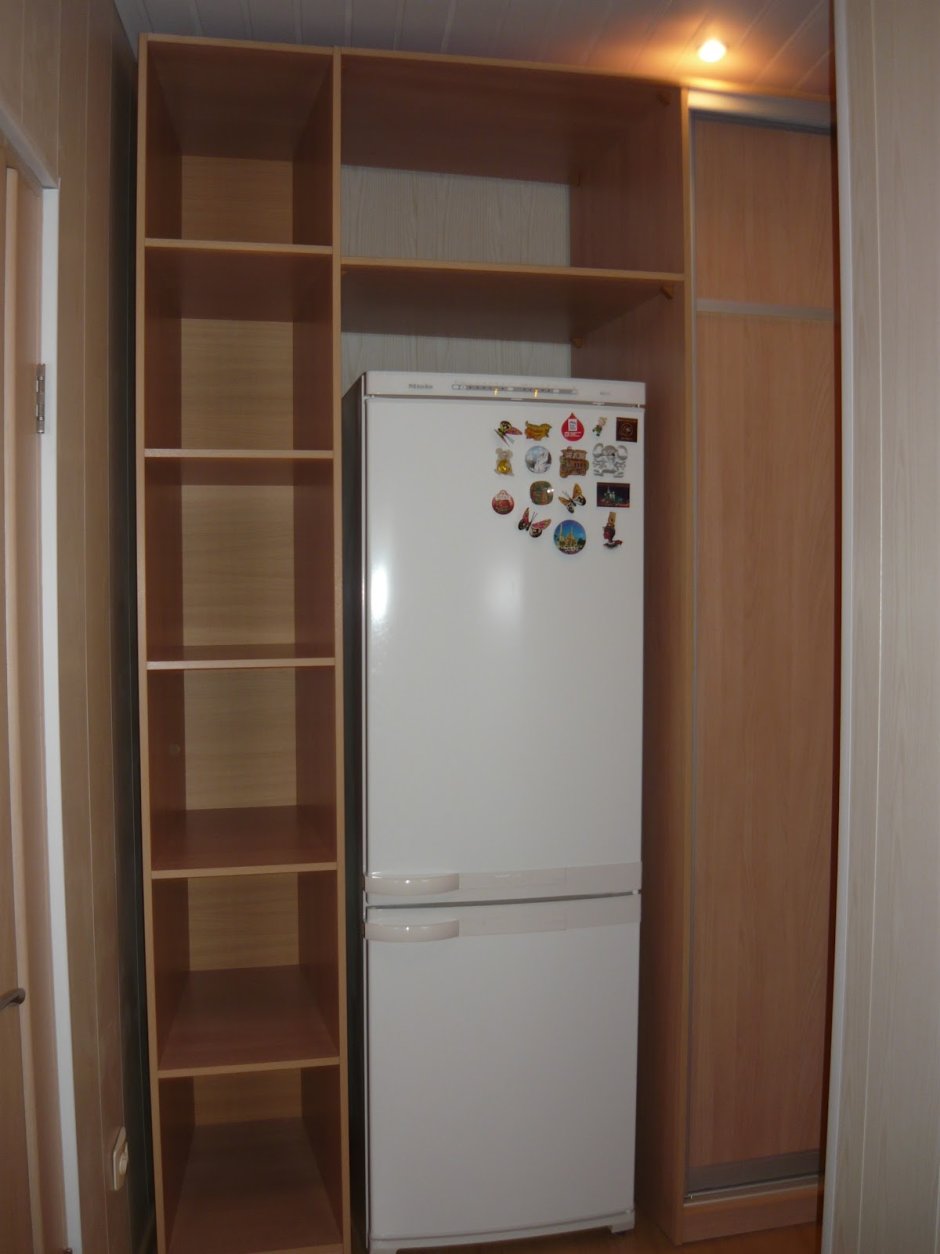 Встроенный холодильник в шкаф в прихожей