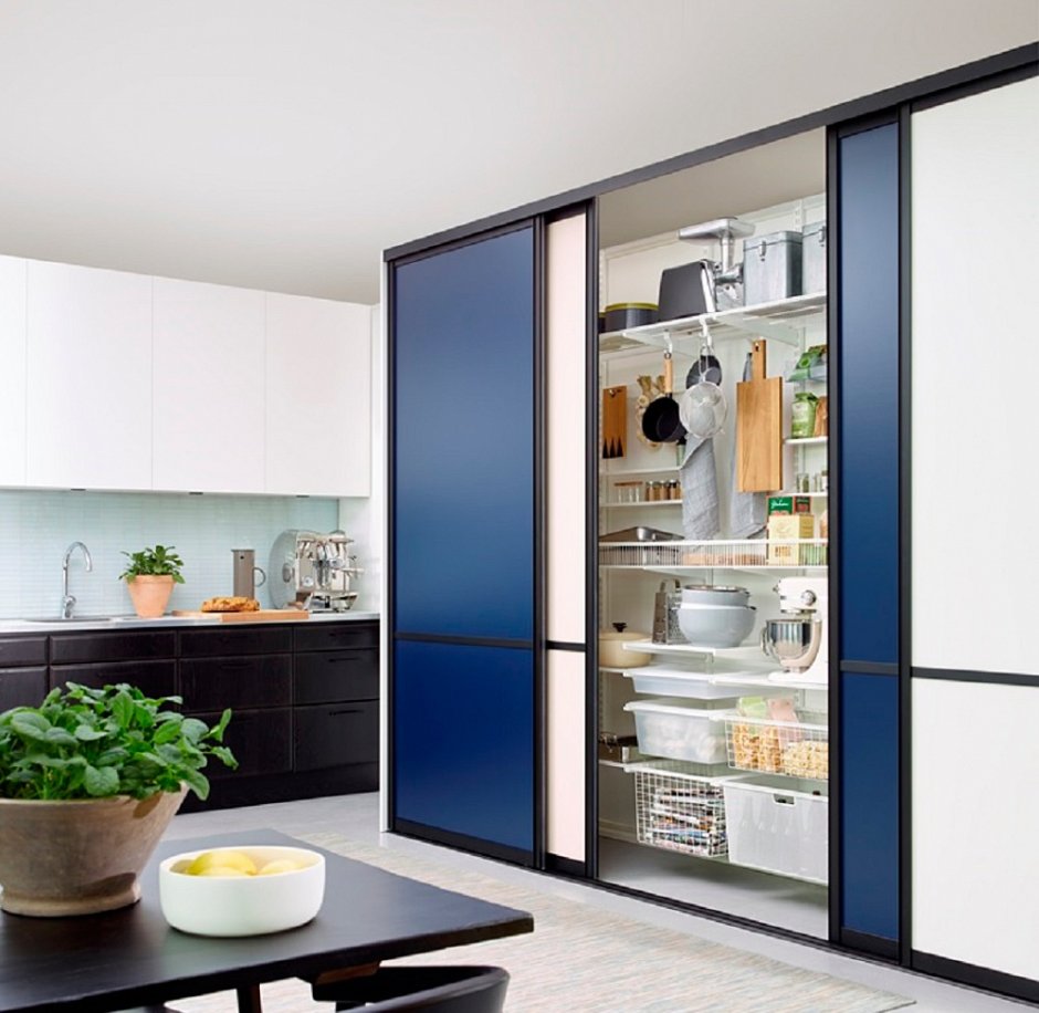 Холодильник и раковина стекло