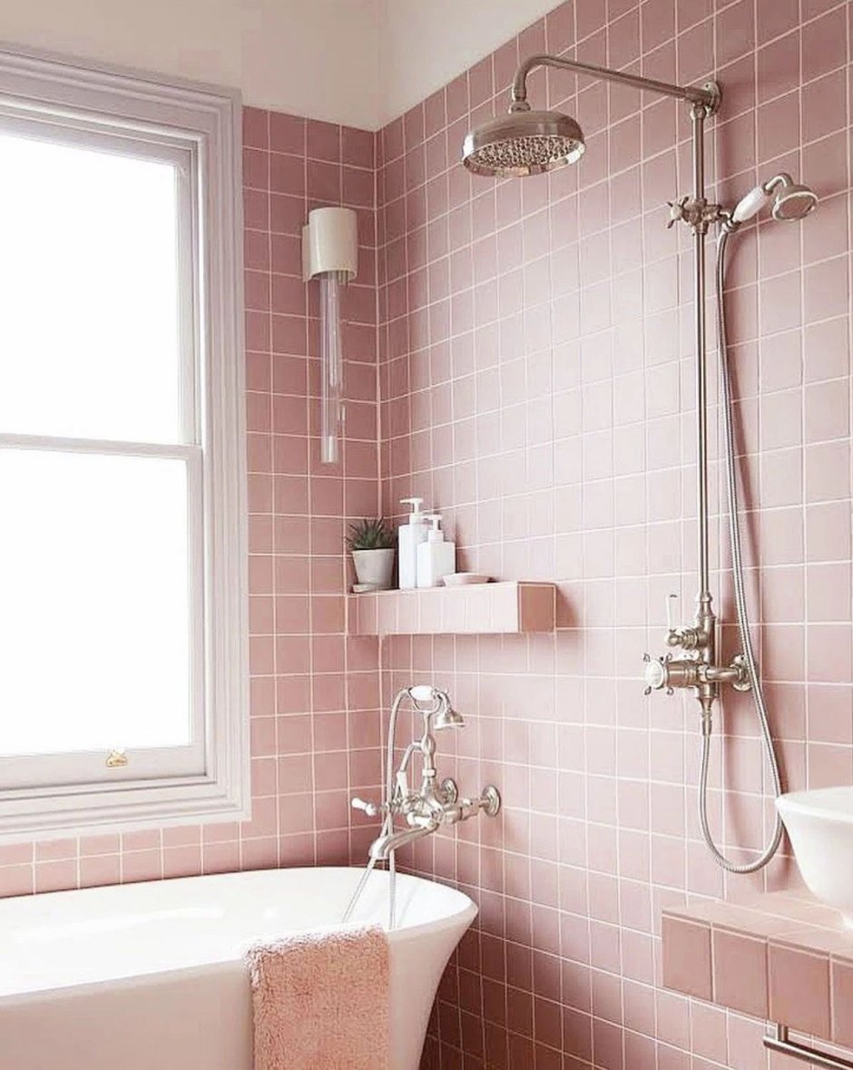 Розовая ванна отдельностоящая