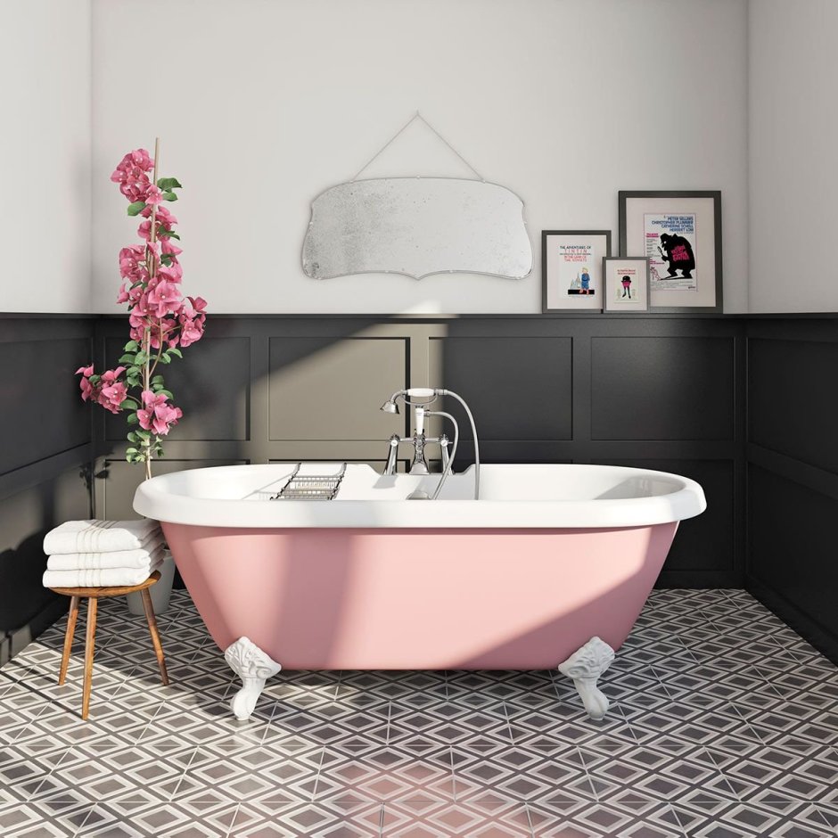 Ванна с розовой плиткой