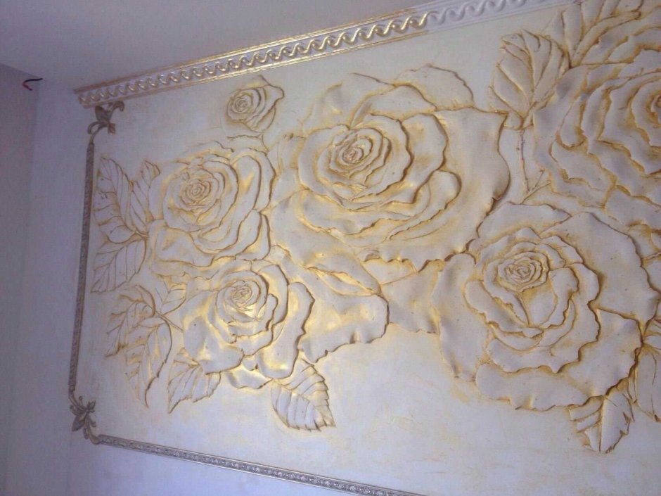 Цветы из декоративной штукатурки на стенах