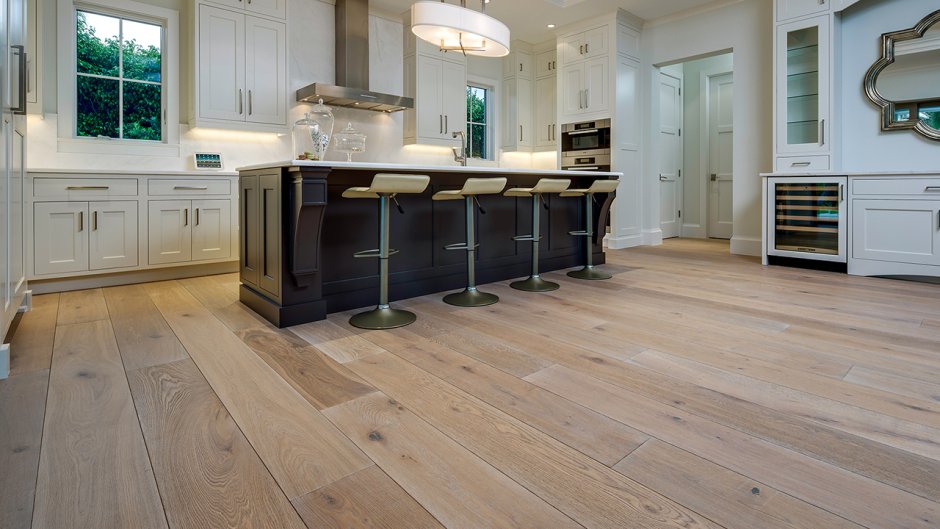Деревянный пол на кухне