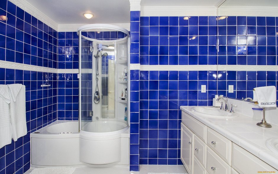 Ванная комната с синей плиткой