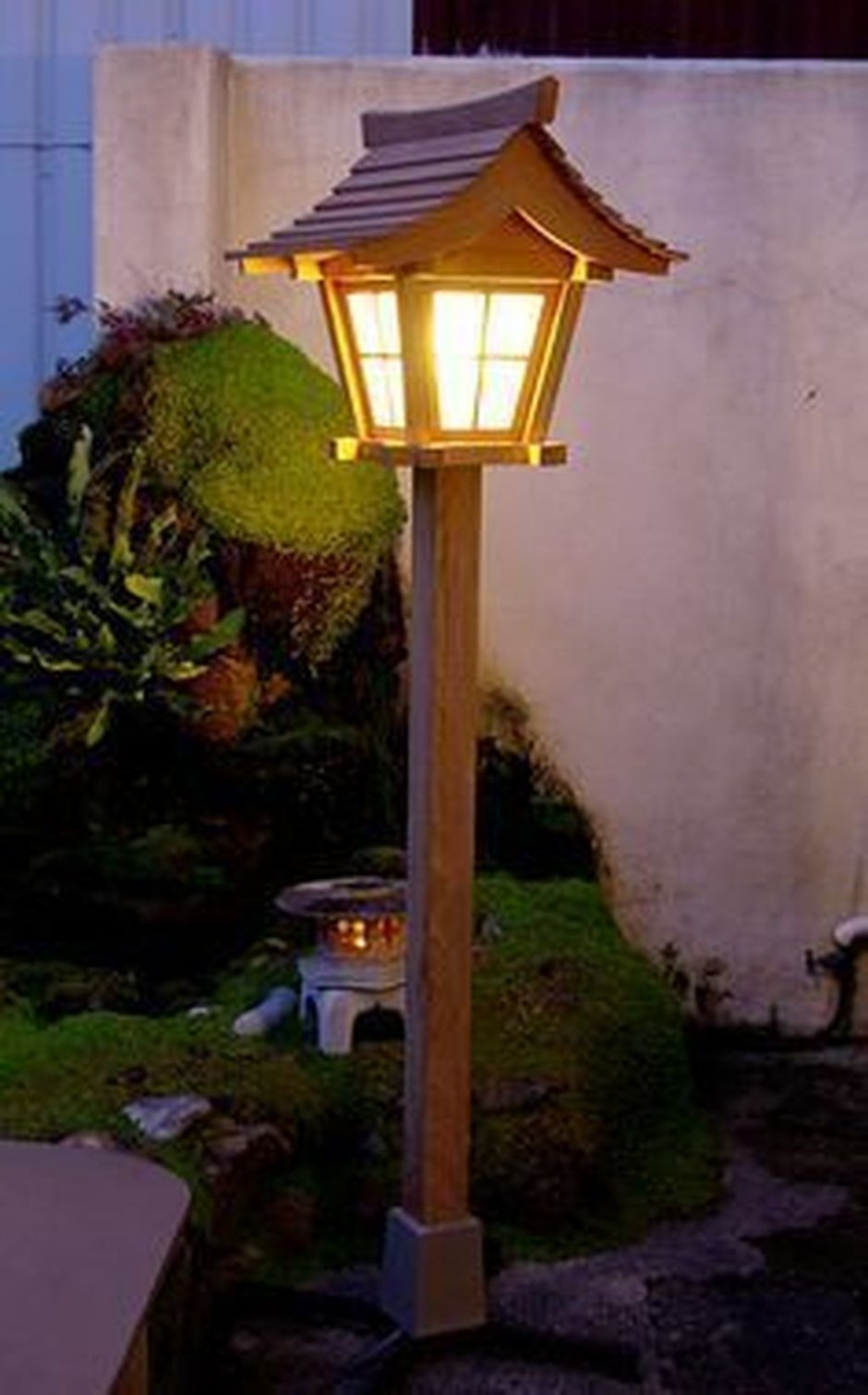 Садовый фонарь из дерева
