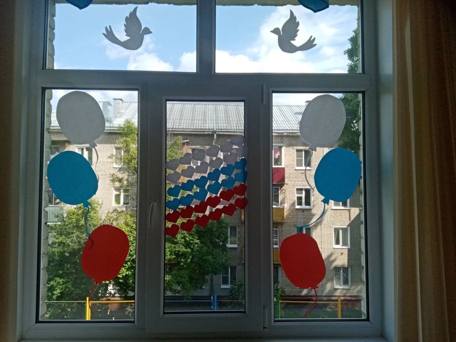 Весеннее украшение окон в детском саду