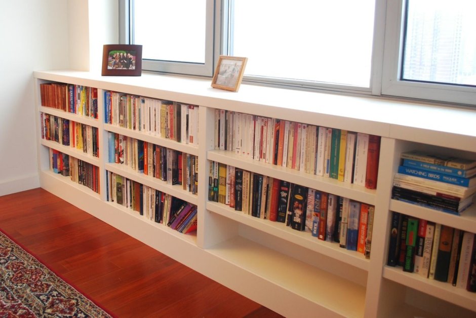 Книжные полки под подоконником
