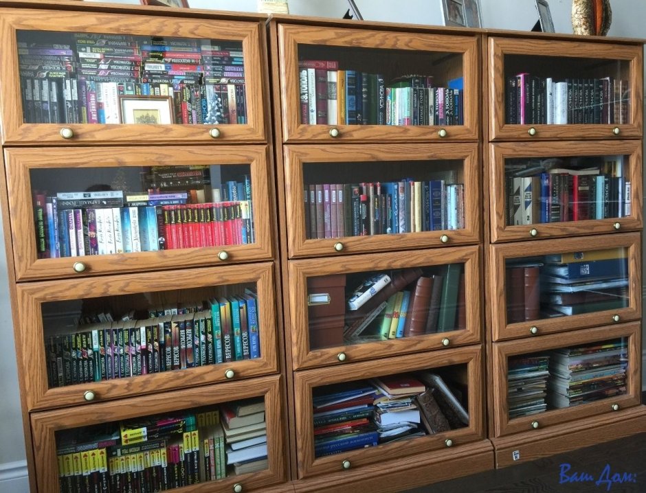 Полка книжная застекленная