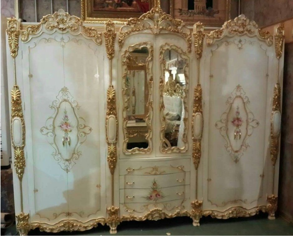 Шкаф в стиле рококо
