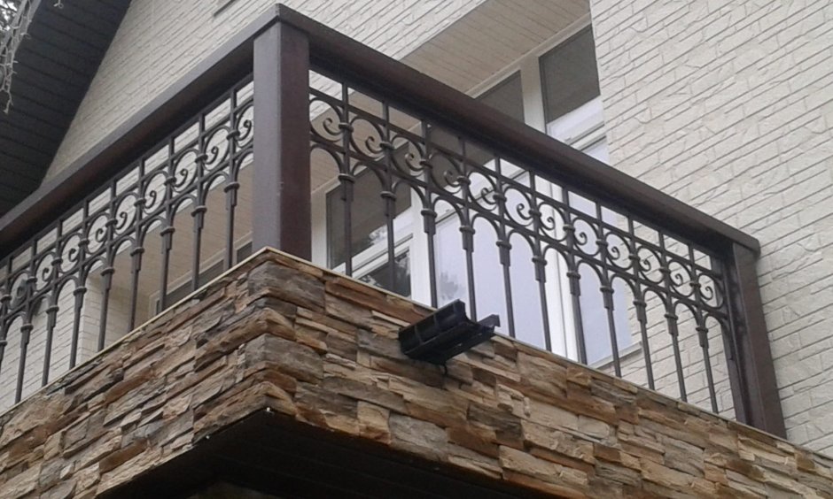 Перила на балконе в частном доме