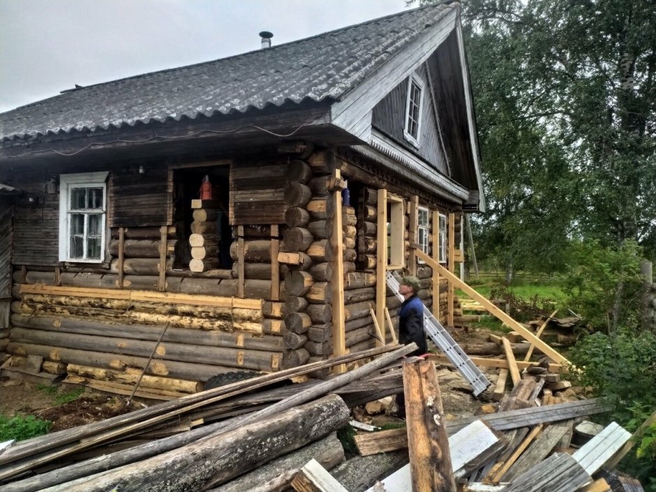 Деревянный бревенчатый дом старый