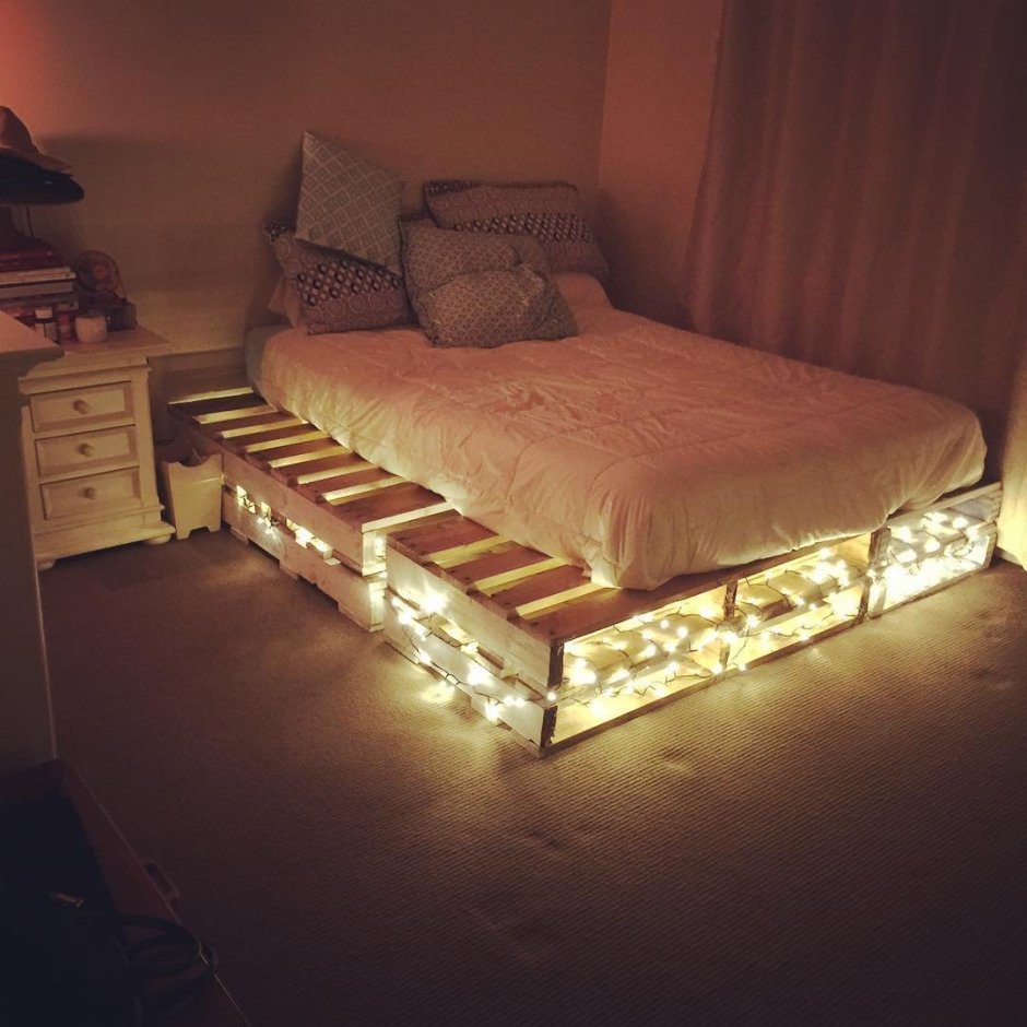 Кровать из паллетов с подсветкой