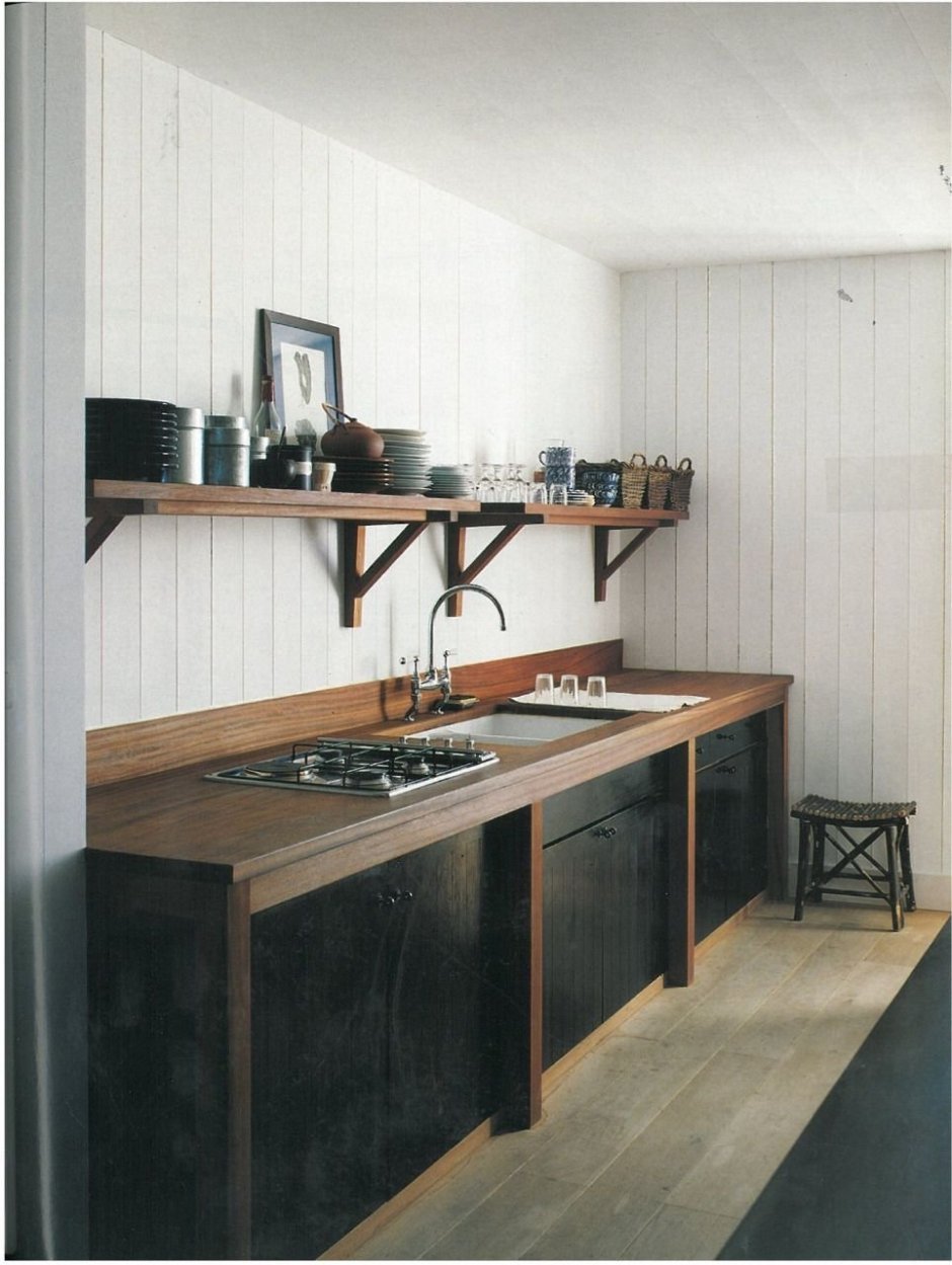 Черная кухня с деревянной столешницей