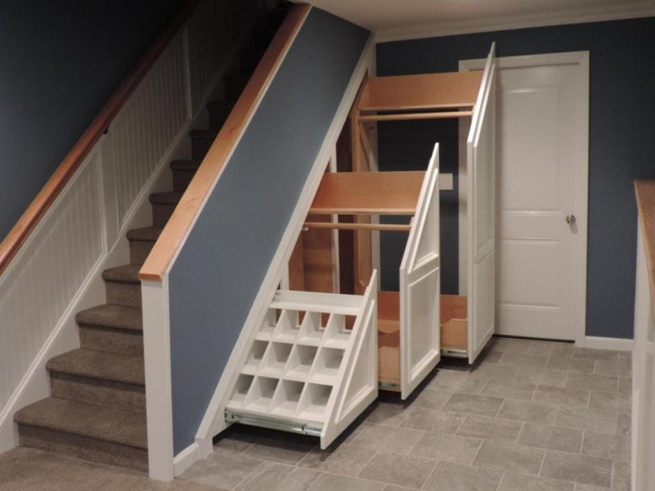 Шкафы под лестницей в прихожей