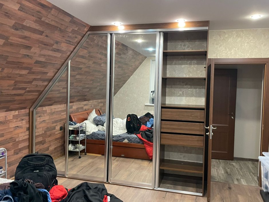 Шкафы в мансардном помещении