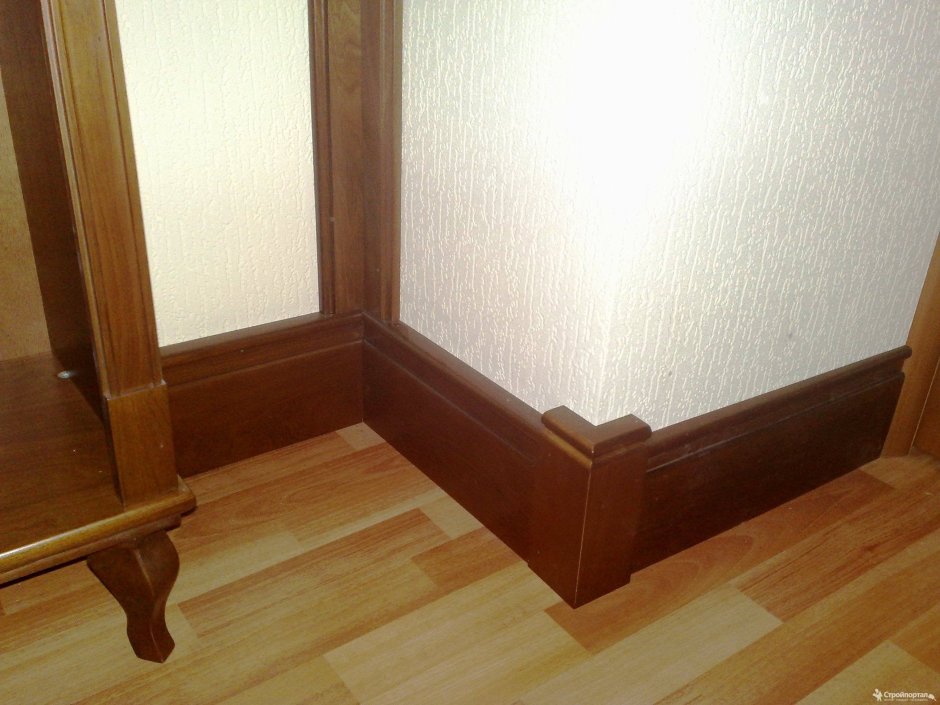 Плинтус на угол стены