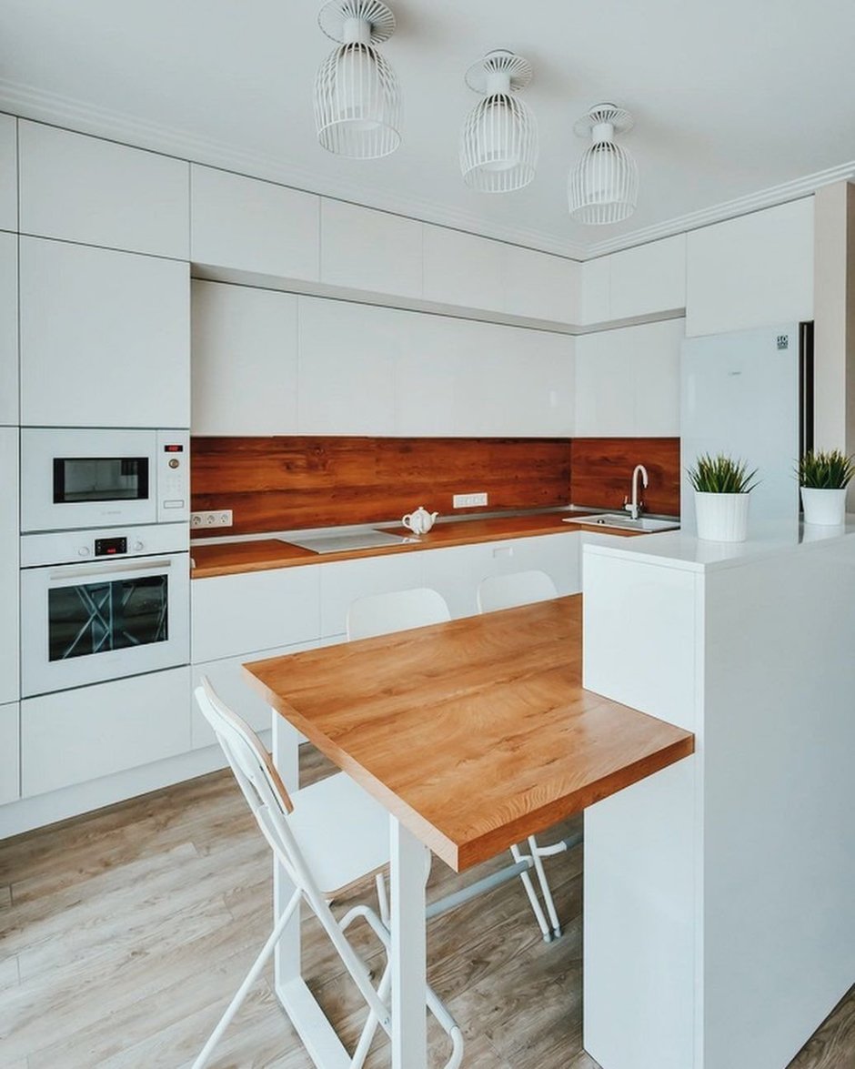Белая глянцевая кухня икеа с деревянной столешницей