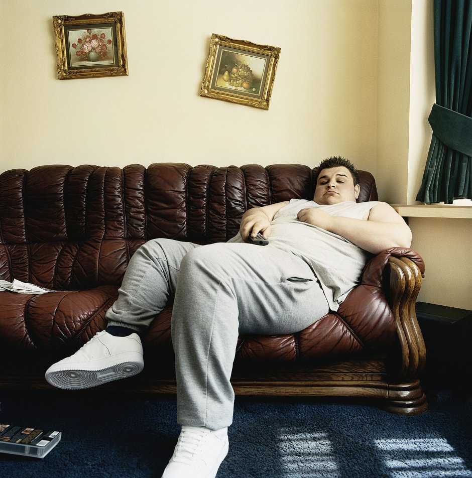 Толстый человек на диване