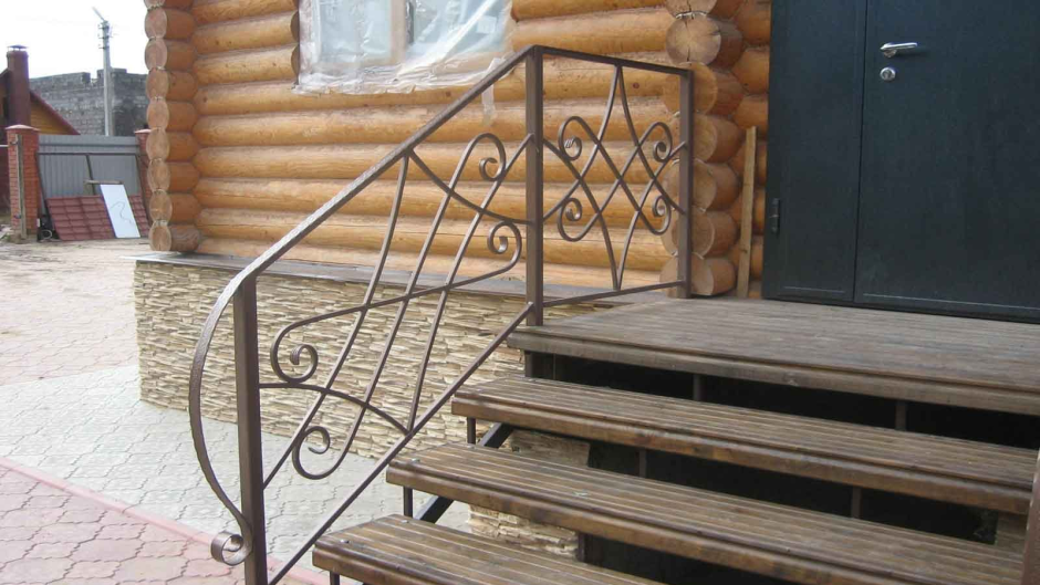 Лестница входная металлическая