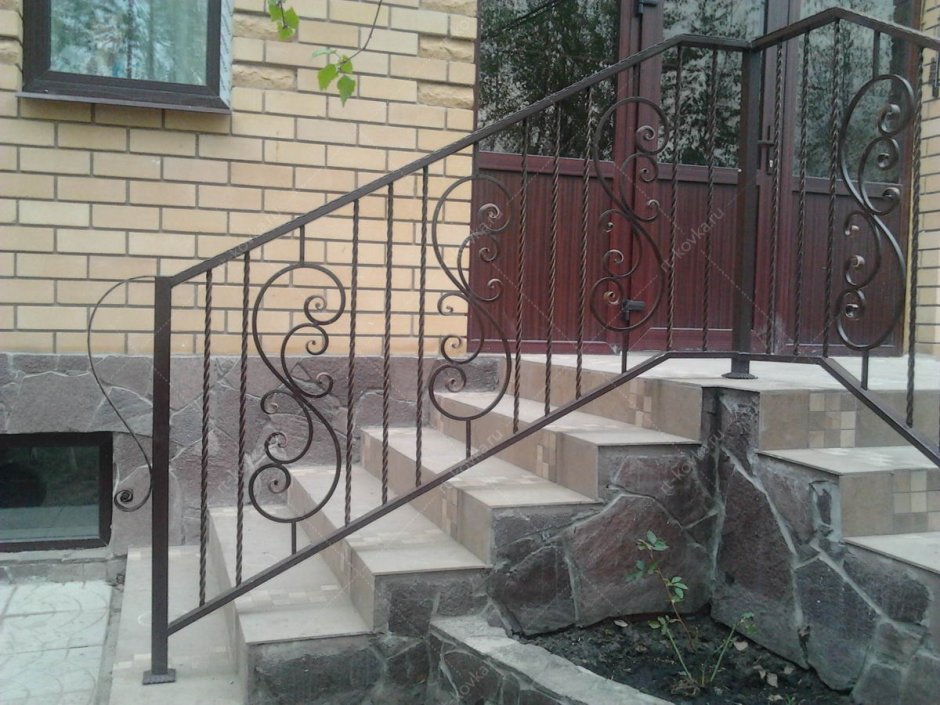 Перила для крыльца в частном доме